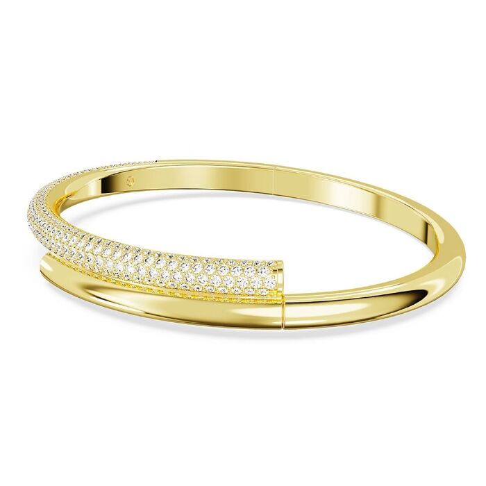 Escrava dourada Swarovski, em vista de lado, com um aro polido e cravado de cristais incolores.
