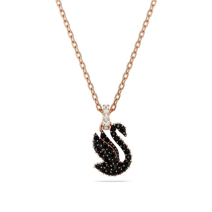 Colar em rose gold da Swarovski com um pendente de um cisne cravado de cristais pretos.