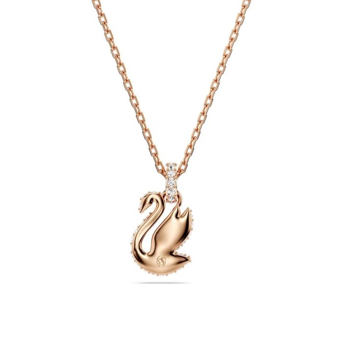 Vista traseira de um colar rose gold da Swarovski com um pendente de um cisne.