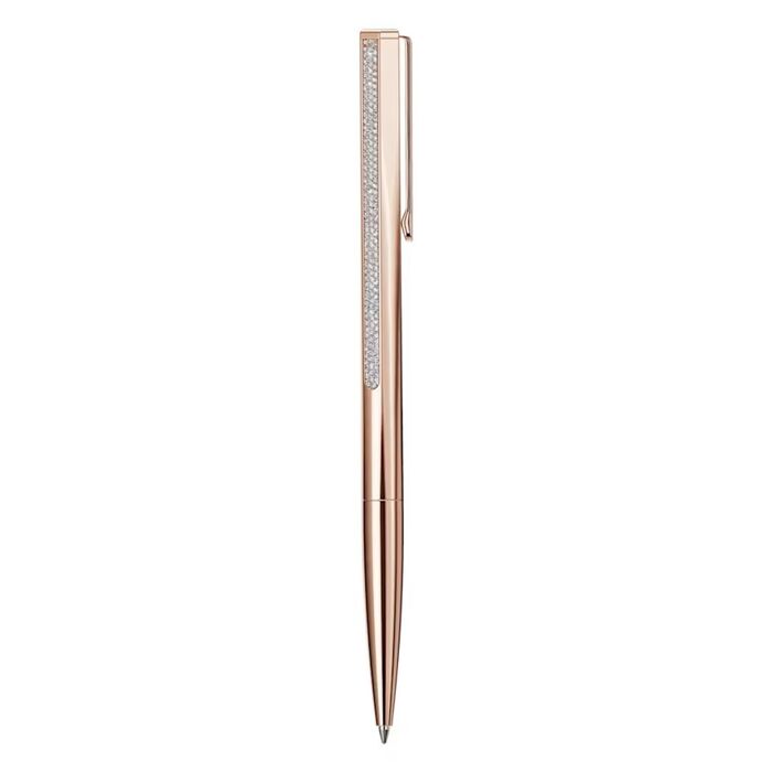 Esferográfica rose gold da Swarovski, na vertical, com pedras incolores cravadas na parte superior.