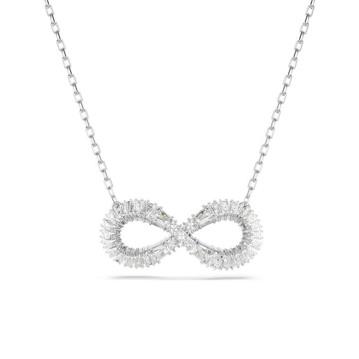 Colar prateado da Swarovski com um pendente em forma de infinito cravado de cristais incolores.