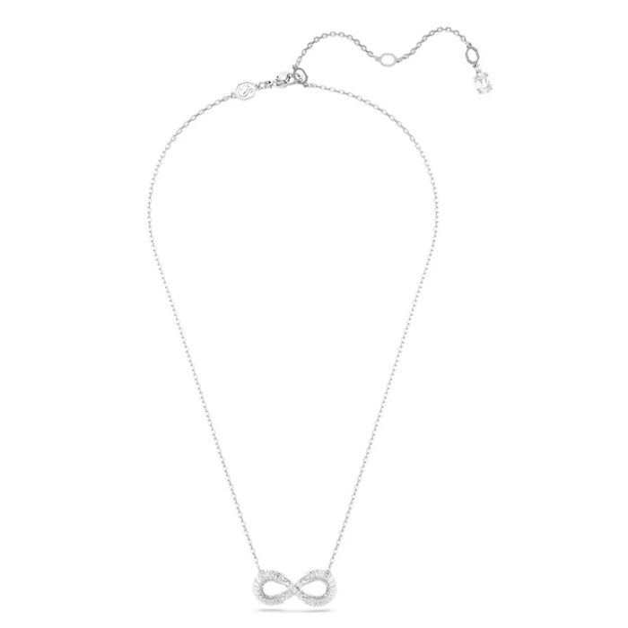 Vista completa de um colar prateado Swarovski com um pendente em forma de infinito com cristais.