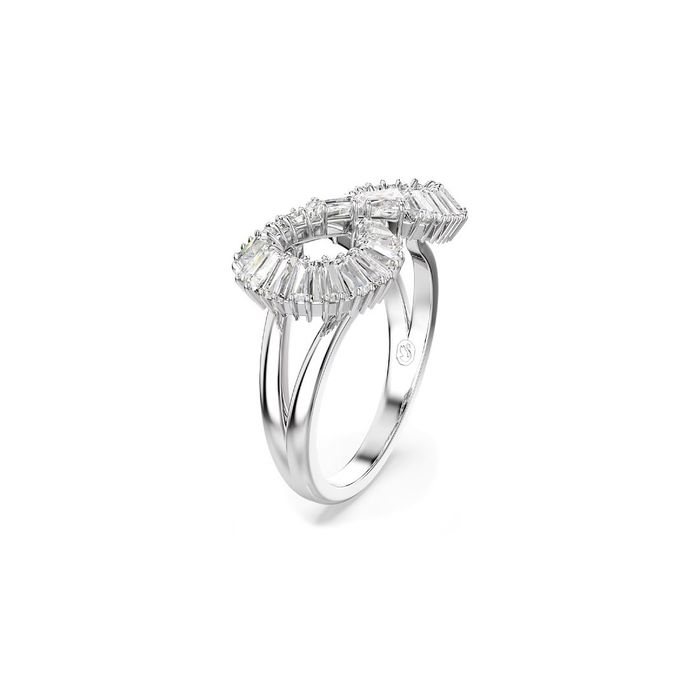 Anel prateado da Swarovski com o topo de base cravada de cristais em forma de infinito.
