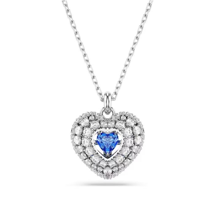 Colar prateado Swarovski com um pendente de um coração cravado de cristais e com pérolas à volta.