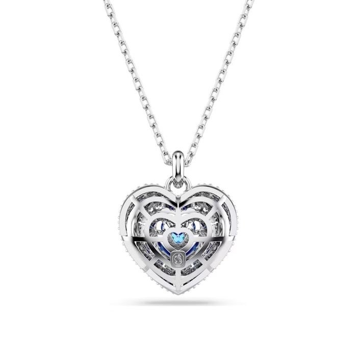 Vista de trás de um colar prateado Swarovski com um pendente em coração com pérolas à volta.