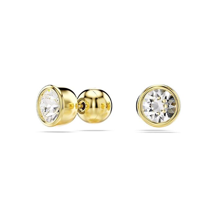 Brincos dourados Swarovski, de frente e lado, com um cristal incolor em cada peça.