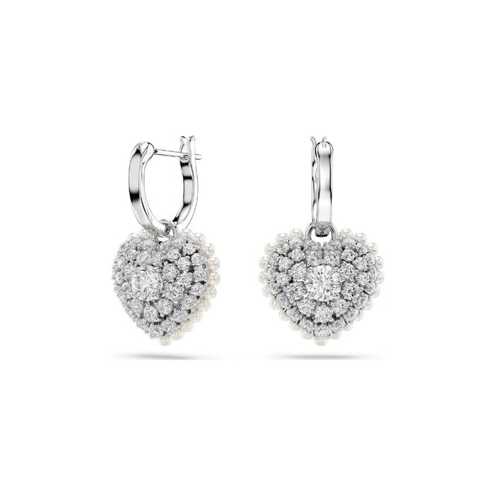Argolas prateadas Swarovski, de frente e lado, com um pendente de um coração com cristais e pérolas.