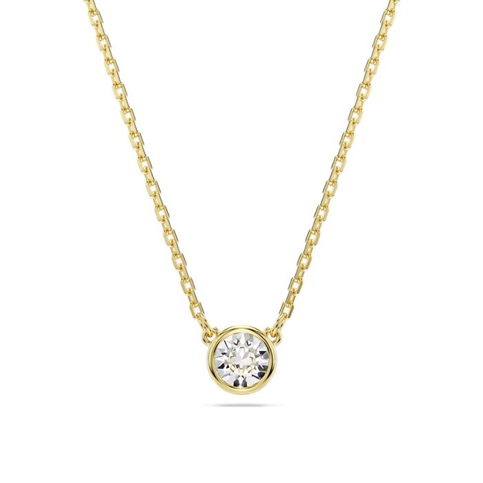 Colar dourado Swarovski com um pendente circular com um cristal incolor cravado no centro.