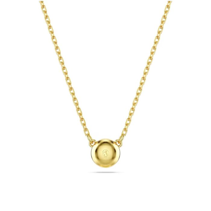 Vista traseira de um colar dourado Swarovski com um pendente circular polido com o símbolo da marca.