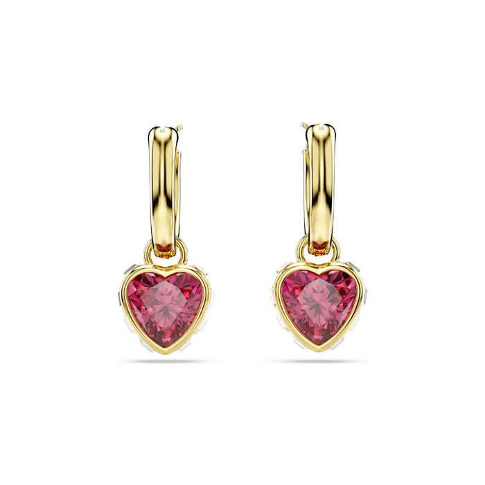 Brincos dourados em argola da Swarovski com um pendente em forma de coração com um cristal vermelho.