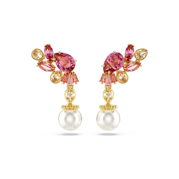Brincos dourados Swarovski, de frente, com cristais rosa de vários moldes e com uma pérola suspensa.