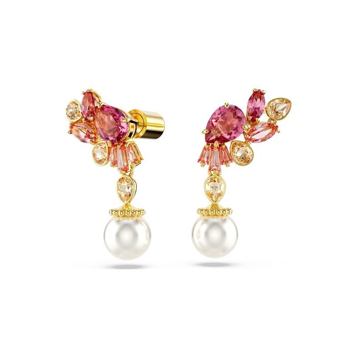 Brincos dourados Swarovski com cristais rosa de diferentes moldes e com uma pérola suspensa.