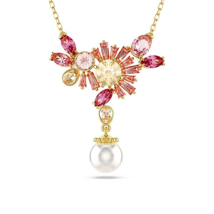 Colar dourado Swarovski com um pendente de cristais rosa de diferentes formas,segurando uma pérola.