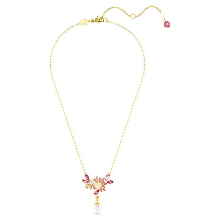 Vista completa de um colar dourado Swarovski com um pendente de cristais rosa e com uma pérola.