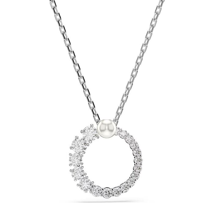 Colar Swarovski em prateado com um pendente circular cravado de cristais e com uma pérola no topo.