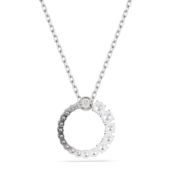 Vista traseira de um colar Swarovski prateado com um pendente circular com pedras e uma pérola.