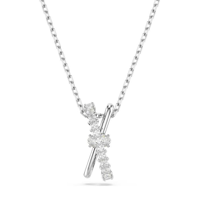 Colar Swarovski prateado com um pendente de dois aros entrelaçados, um polido e outro com cristais.