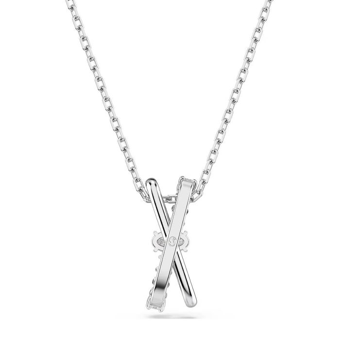 Vista traseira de um colar Swarovski em prateado com um pendente de dois aros entrelaçados.