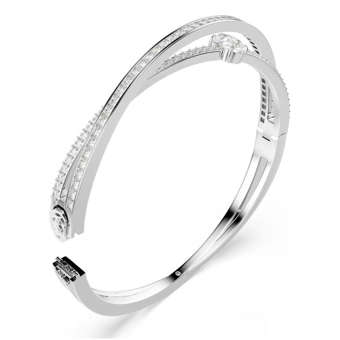 Pulseira Swarovski prateada, na vertical, de dois aros com cristais e um solitário e fecho aberto.