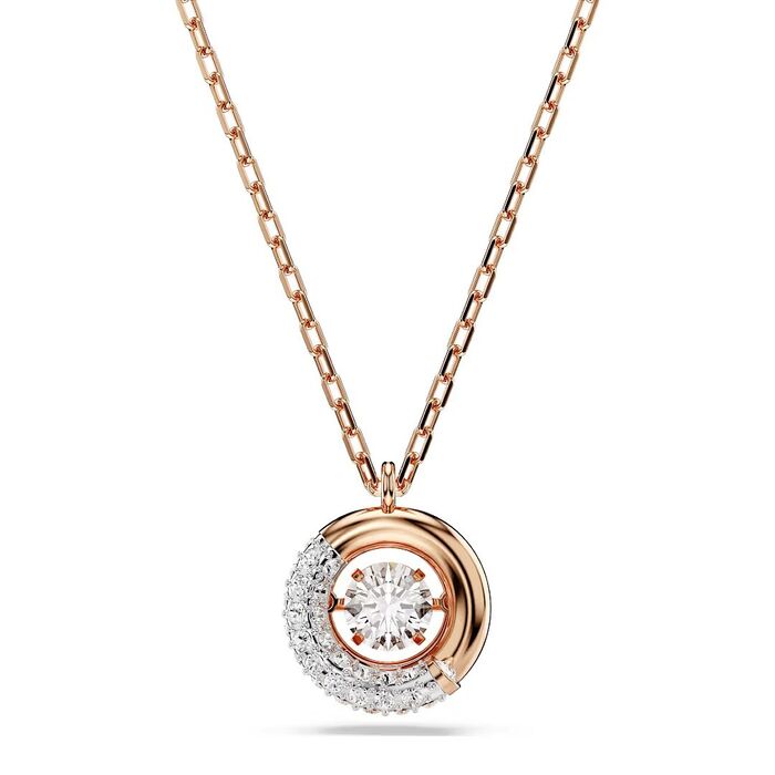 Colar Swarovski em rose gold com um pendente circular com cristais no centro e metade à volta.