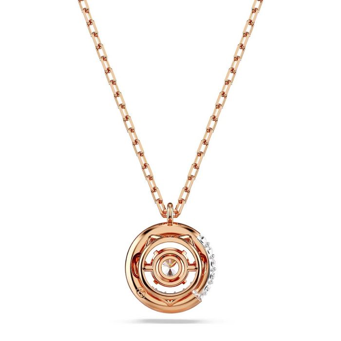 Vista traseira de um colar Swarovski em rose gold com um pendente com cristais no centro e à volta.
