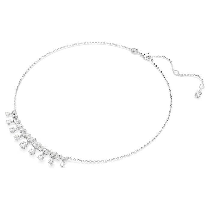 Colar prateado Swarovski, em vista de lado, com pequenos pendentes de cristais incolores na frente.