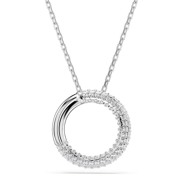 Colar prateado Swarovski com um pendente circular polido cravado de cristais e recortado no centro.