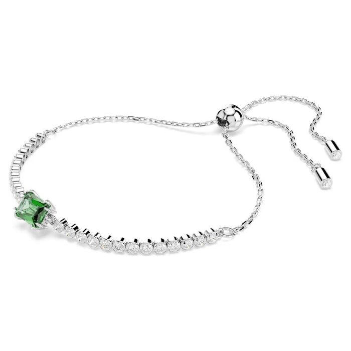 Pulseira prateada Swarovski, de lado, com cristais incolores e uma pedra verde retangular no centro.