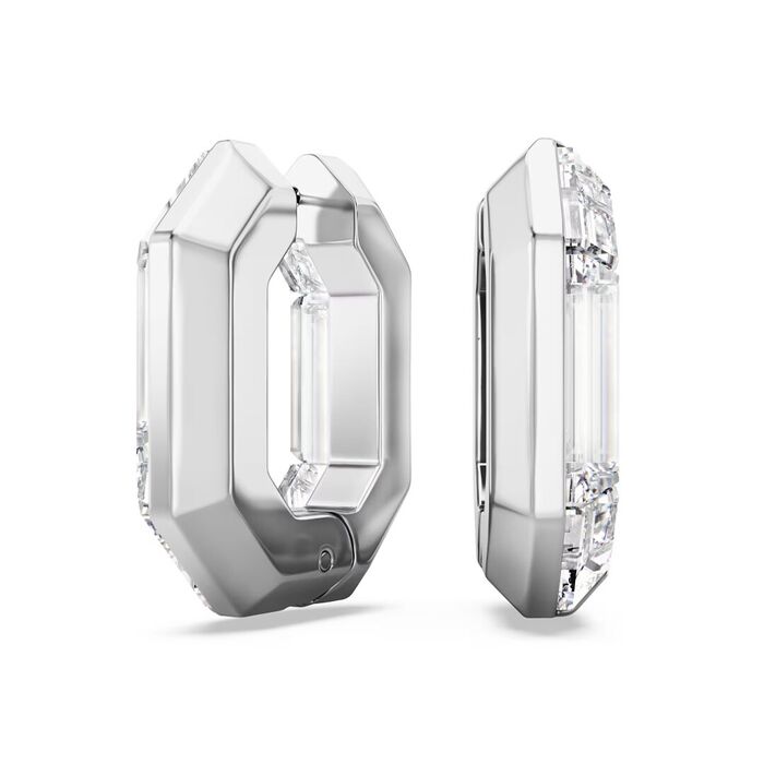 Brincos prateados Swarovski preenchidos de cristais na forma octogonal e recortados no centro.