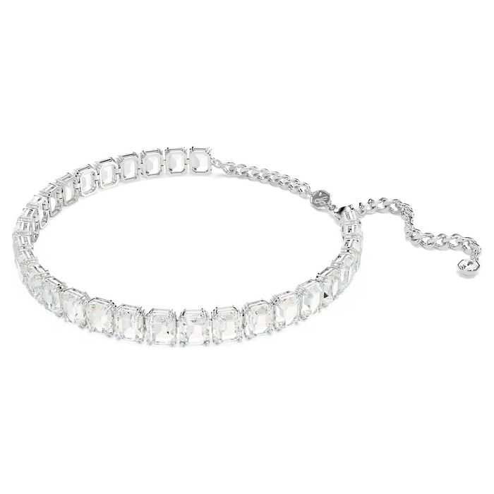Colar prateado Swarovski, de lado, com cristais incolores e um fecho ligado a um fio com uma pedra.