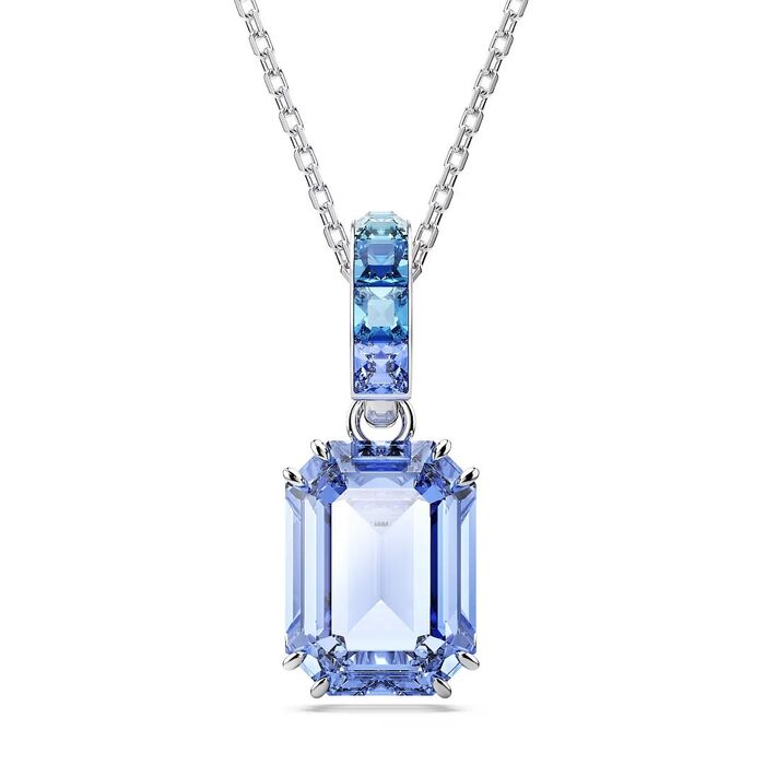 Colar Swarovski prateado com um pendente de cristais azuis a segurar uma pedra octogonal azul.