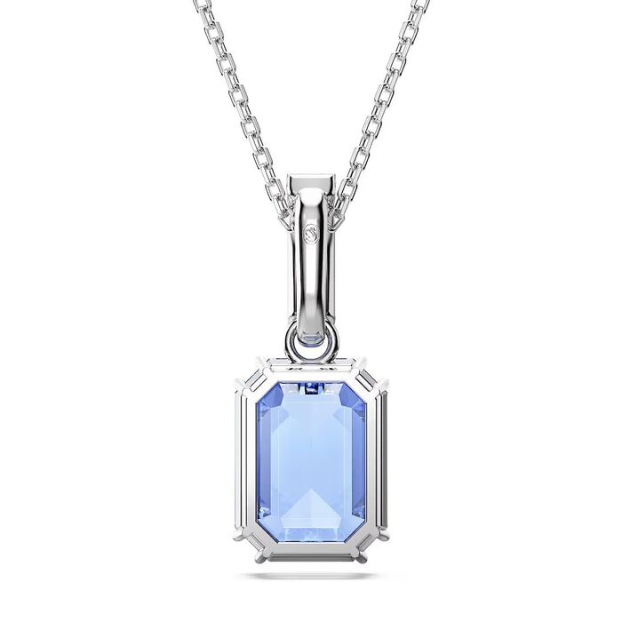 Vista traseira de um colar Swarovski prateado com um pendente de uma pedra azul numa base octogonal.
