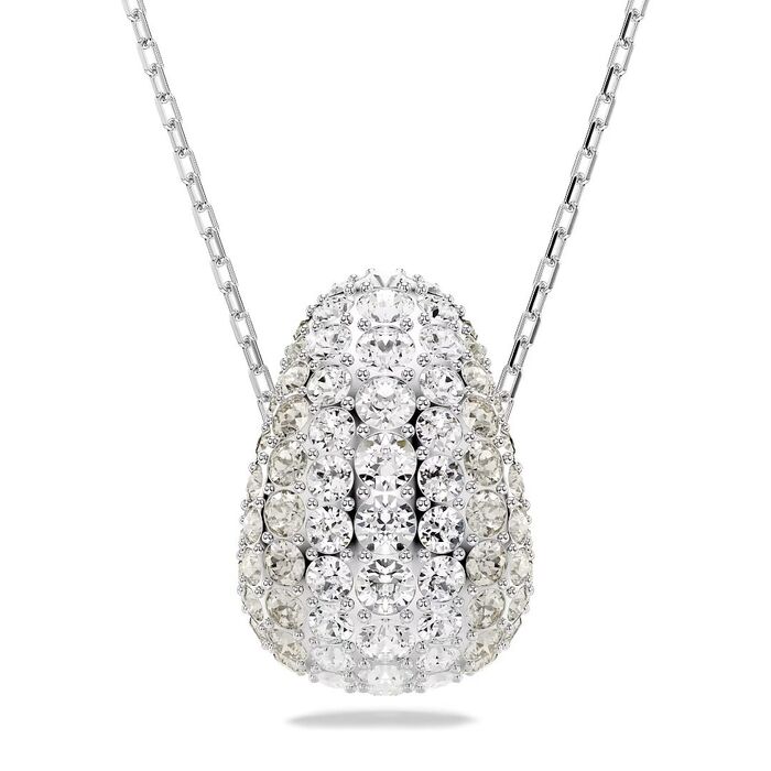 Colar feminino prateado da Swarovski com um pendente cravado de cristais incolores.