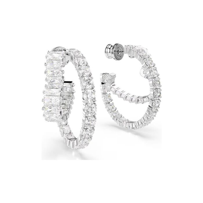Argolas Swarovski pateadas de lado com dois aros com cristais, um deles com a forma de um coração.