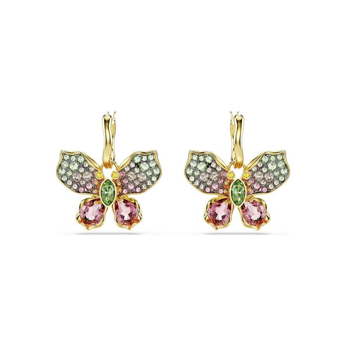 Vista frontal de uns brincos Swarovski dourados com pendente em borboleta com cristais coloridos.