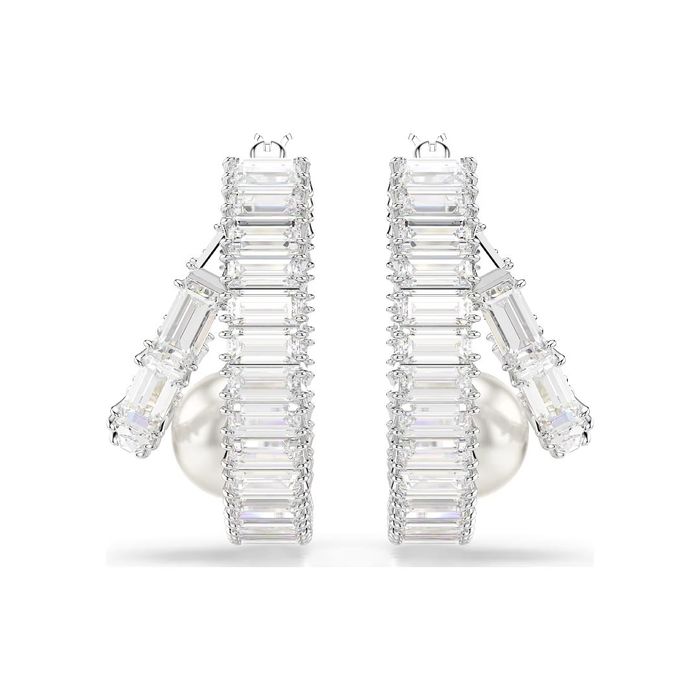 Vista frontal de argolas prateadas Swarovski em dois aros com cristais e com uma pérola sintética.