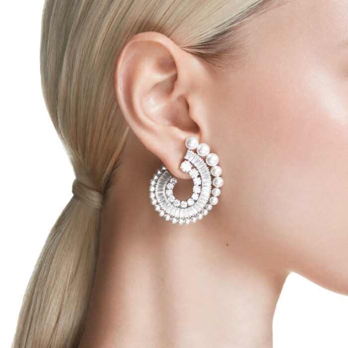 Brincos Swarovski femininos com cristais swarovski e pérolas sintéticas, na modelo.