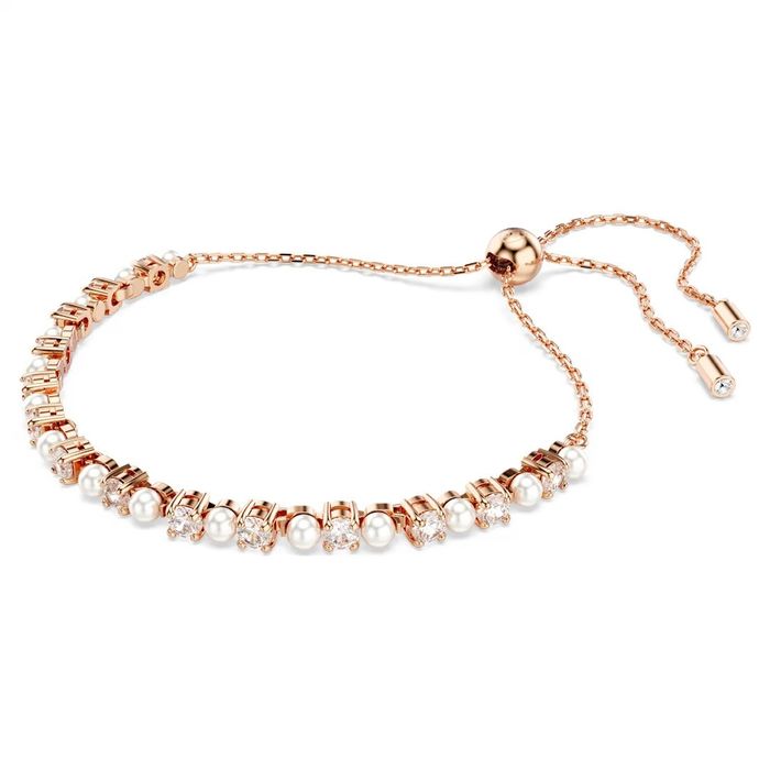 Vista frontal de pulseira feminina Swarovski em aço rosa com cristais e pérolas sintéticas.