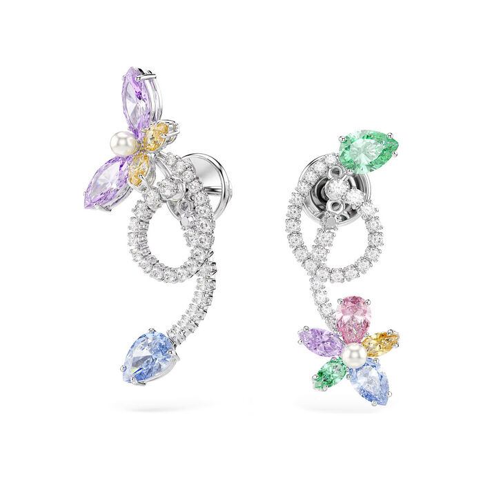 Brincos prateados Swarovski, de lado e frente, com cristais e a forma de uma libélula e uma flor.