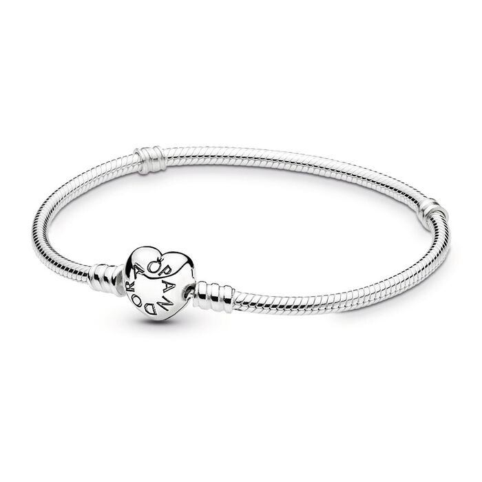 Pulseira prateada da Pandora de malha snake e com um fecho em forma de coração com o nome da marca.