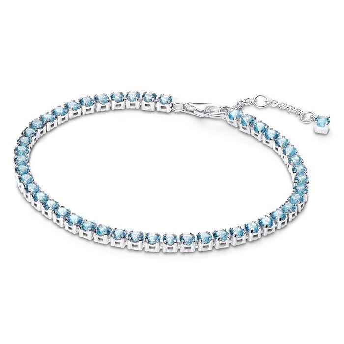 Pulseira Pandora prateada de fecho ajustável e com uma malha preenchida de zircónias azuis.