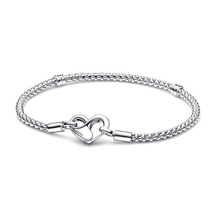 Pulseira prateada Pandora com um fecho na forma de coração com o símbolo infinito no topo do molde.
