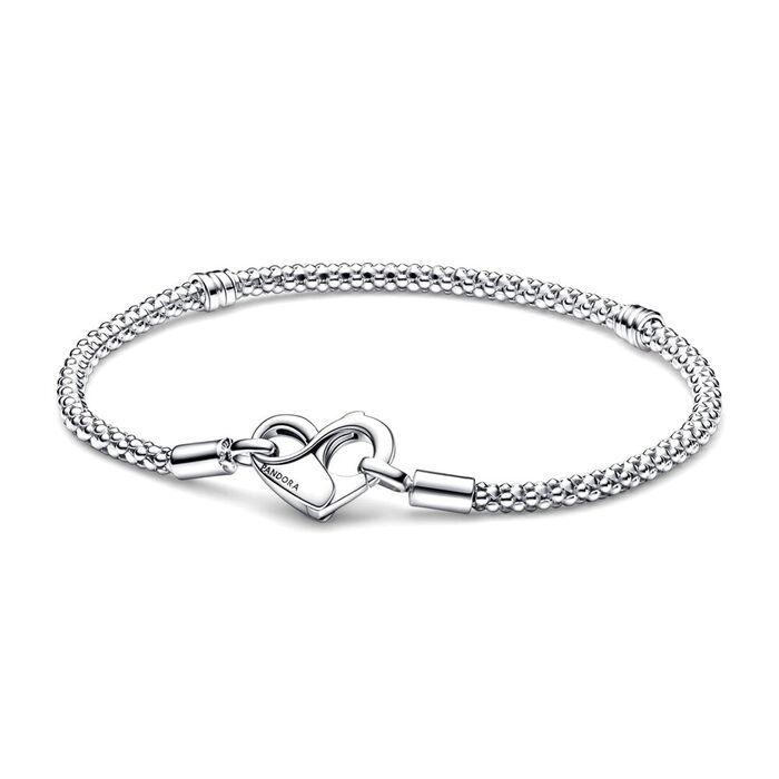 Pulseira prateada Pandora com um fecho na forma de coração com o símbolo infinito no topo do molde.