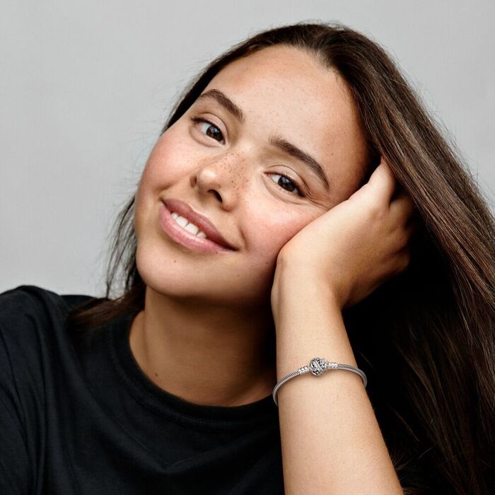 Modelo com uma pulseira Pandora de fecho com a Sininho de Peter Pan com uma fila de zircónias.
