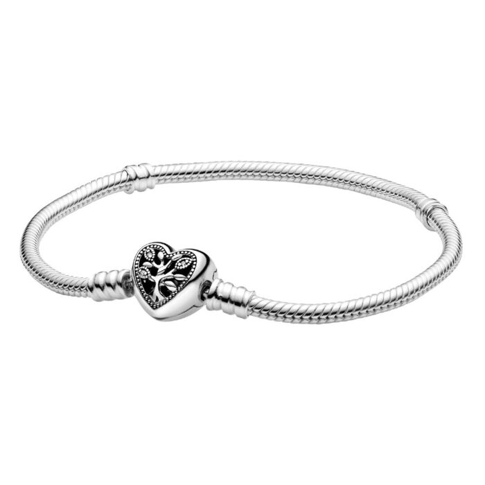 Pulseira Pandora prateada com um fecho em forma de coração com a árvore da família com pedras.