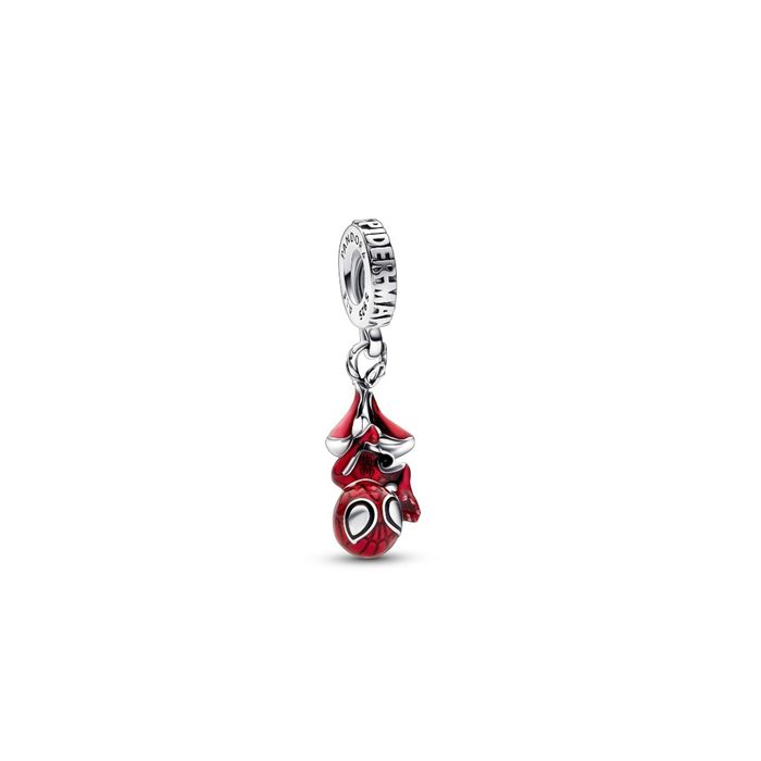 Conta Pandora com o homem-aranha em esmalte vermelho suspenso da cabeça para baixo num pendente.