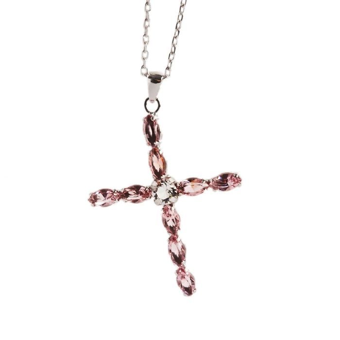 Colar prateado Victoria Cruz de lado com uma cruz cravada de cristais Swarovski rosa e incolor.