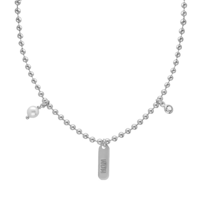 Colar Victoria Cruz em prata com um pendente com uma pérola sintética e outro com cristal swarovski.