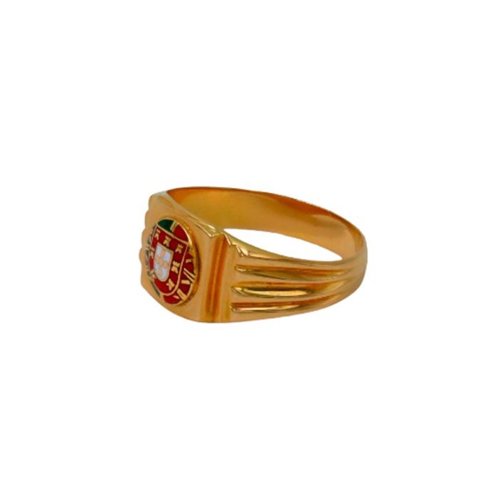 Vista lateral de anel masculino em ouro amarelo, com escudo de Portugal em esmalte colorido no topo.