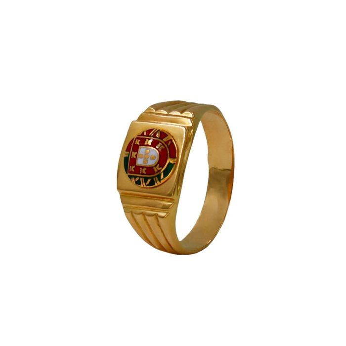 Anel masculino em ouro amarelo, com escudo de Portugal em esmalte, no topo de formato retangular. 